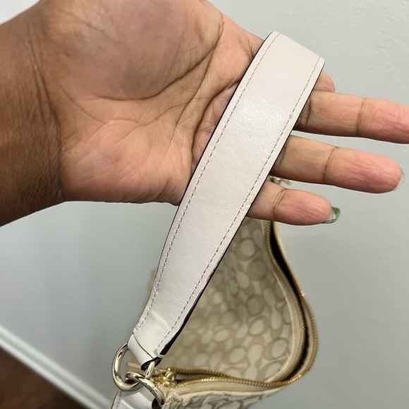 Signature Coach - Picture 5 of 11